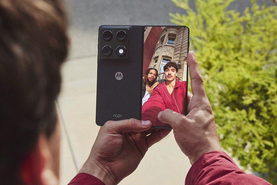 Motorola Razr Fold trình làng: Màn hình gập ngang 6,200 nits, chip Snapdragon 8 Gen 5