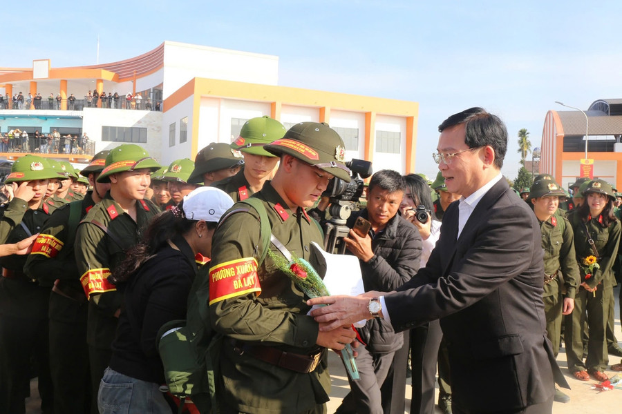 Chủ tịch UBND tỉnh Lâm Đồng dự lễ giao quân tại Ban Chỉ huy phòng thủ khu vực 1 - Đức Trọng