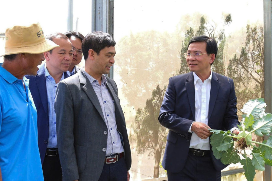 Chủ tịch UBND tỉnh Lâm Đồng Hồ Văn Mười thăm mô hình nông nghiệp tiêu biểu tại Đơn Dương