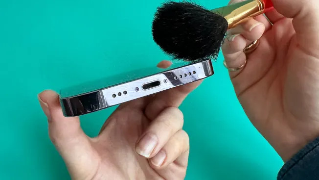 Mẹo vệ sinh cổng sạc và loa điện thoại an toàn theo khuyến nghị từ Apple và Samsung