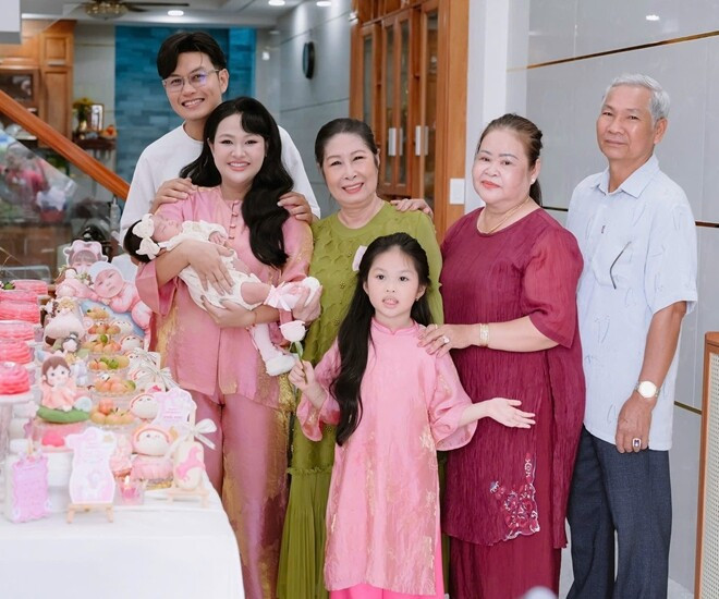 NSƯT Kim Phương khoe 2 cháu nội và cuộc sống viên mãn bên con dâu Trà Ngọc ở tuổi ngoài 70