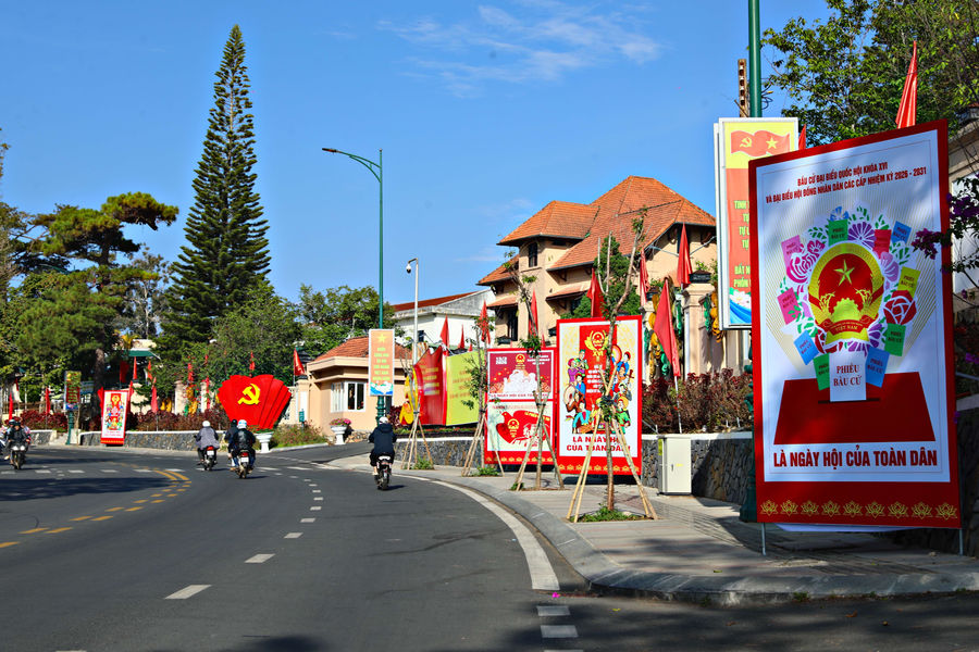 Lâm Đồng rực rỡ cờ hoa chào mừng Ngày hội non sông