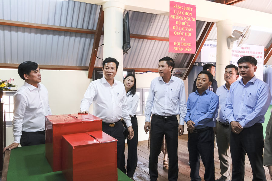 Lam Dong Election Council Chairman Inspects Polling Preparations in Border Commune