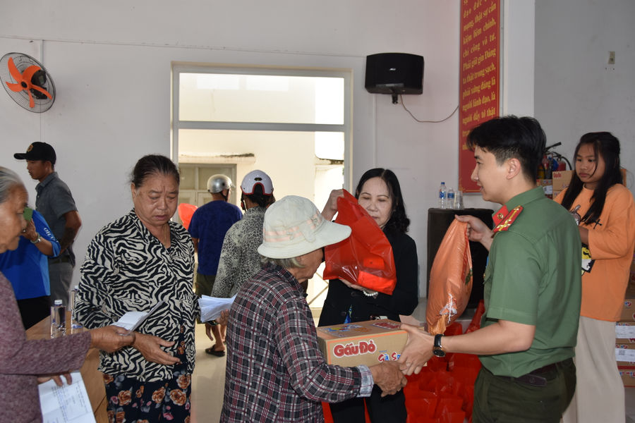Công an Lâm Đồng trao 100 phần quà cho gia đình chính sách tại Phú Thủy