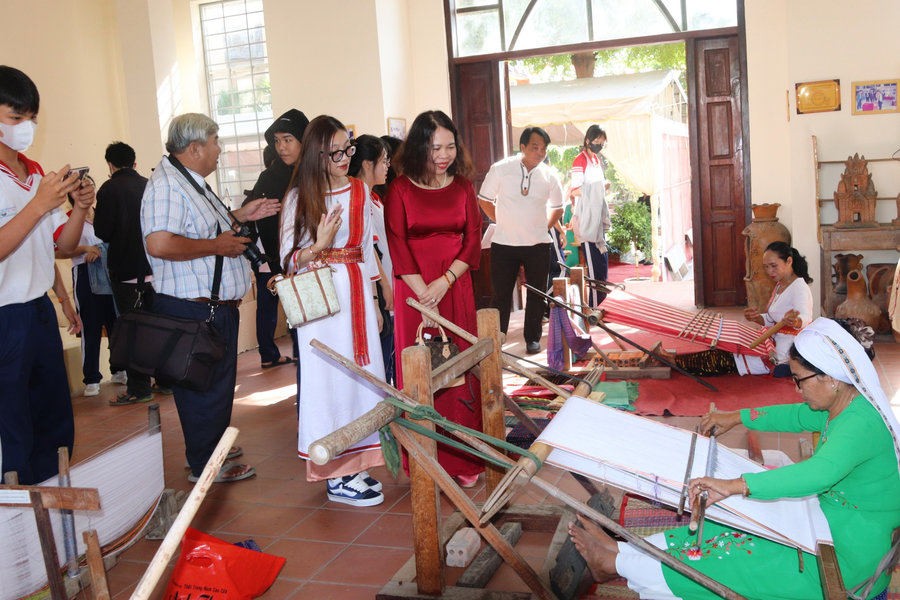 Nét văn hóa nghề dệt truyền thống của đồng bào Chăm