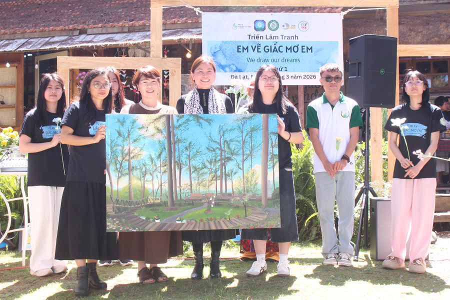 Học sinh khiếm thính vẽ giấc mơ của mình