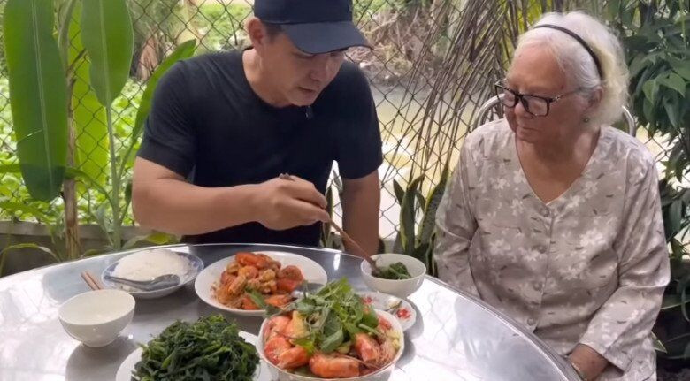 Diễn viên Trung Dũng: Cuộc sống độc thân tuổi 53 và lời hứa từ người mẹ 89 tuổi