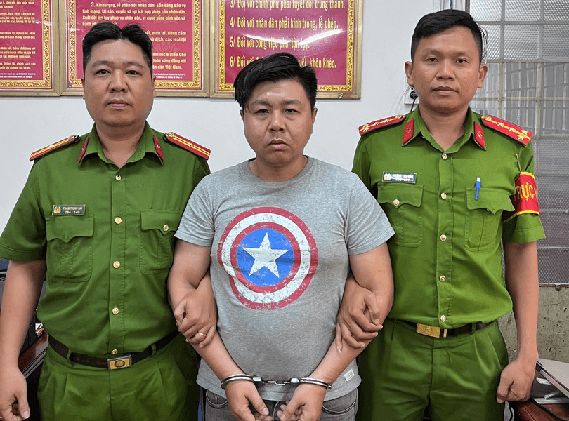 Công an TP.HCM bắt khẩn cấp tài xế xe ôm đập phá hành lý của khách tại sân bay Tân Sơn Nhất