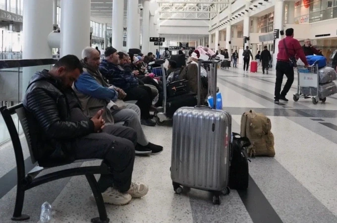 Dubai: Du khách chi hàng tỷ đồng và vượt hàng trăm cây số đường bộ để rời vùng căng thẳng