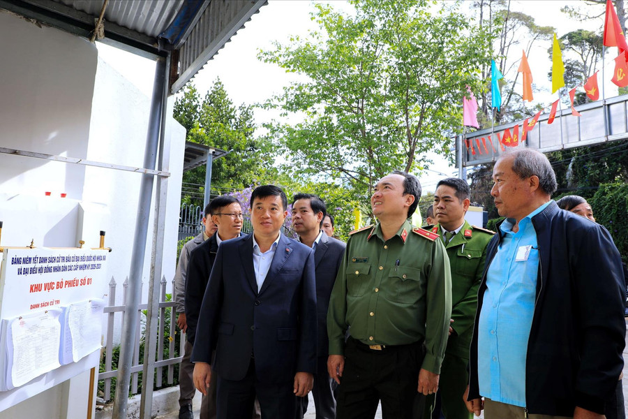 Trưởng Ban Chỉ đạo bầu cử tỉnh Lâm Đồng Y Thanh Hà Niê Kđăm kiểm tra công tác chuẩn bị bầu cử tại Đà Lạt