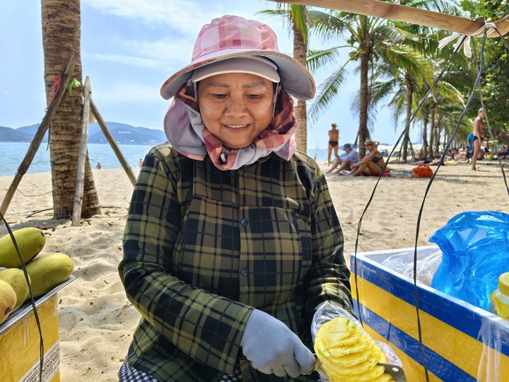 Nha Trang: Gặp gỡ dì Mai và tiếng rao xoài dứa chuối gây sốt toàn cầu