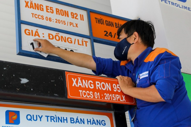 Giảm chi tiêu, bớt đi lại khi giá xăng, dầu tăng