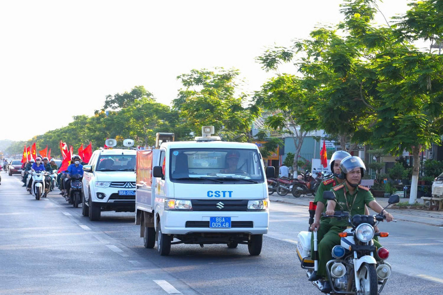 Rộn ràng diễu hành tuyên truyền bầu cử tại các địa phương phía Đông Lâm Đồng