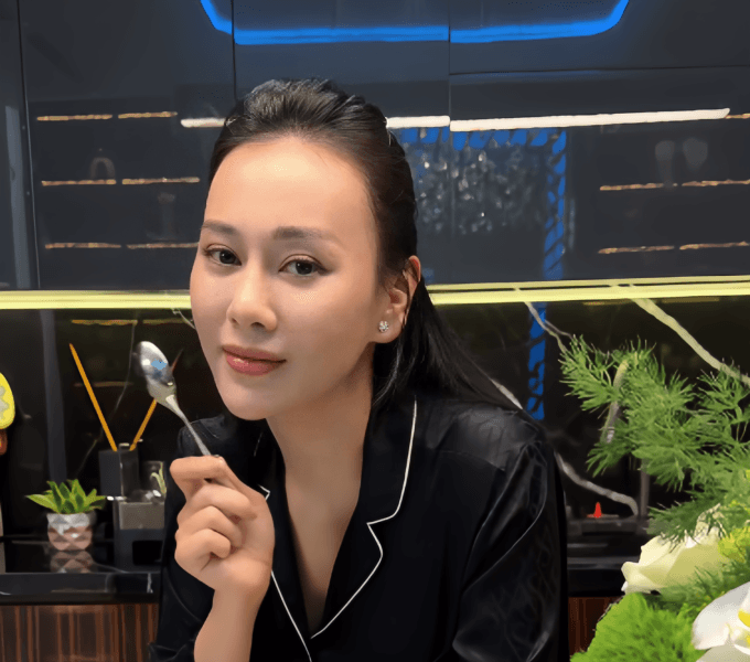 Diễn viên Phương Oanh bất ngờ tái xuất với vlog nấu ăn sau nửa năm vắng bóng vì biến cố gia đình