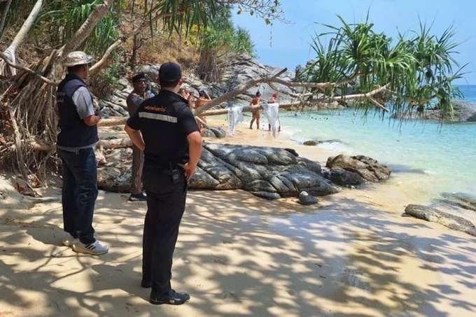 Phuket: Shadow Beach xôn xao vì trào lưu tắm khỏa thân của du khách quốc tế