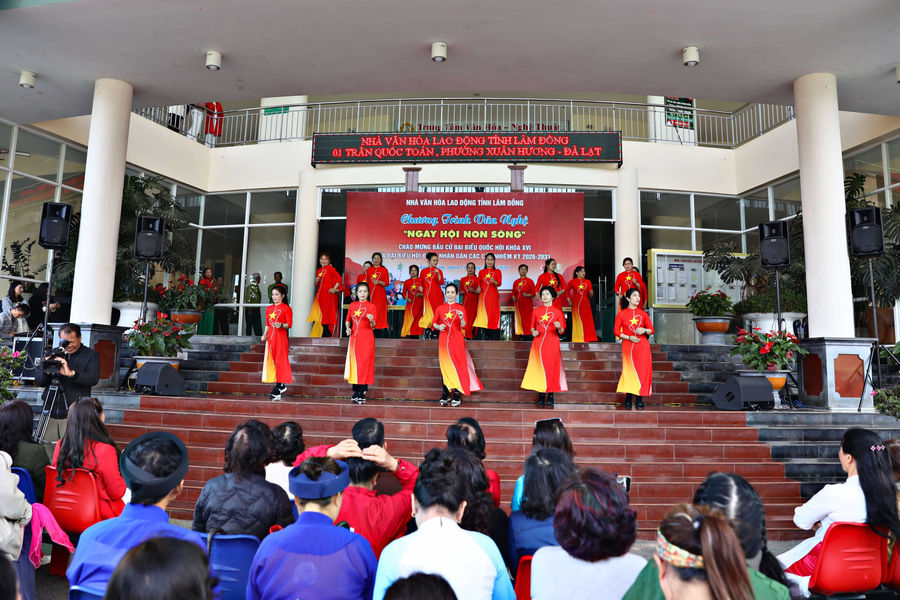 Văn nghệ chào mừng “Ngày hội non sông”