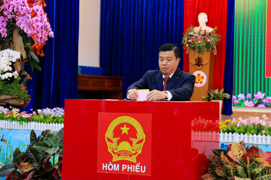 Đến 11 giờ 30 phút ngày 15/3, gần 80% cử tri Lâm Đồng tham gia bỏ phiếu