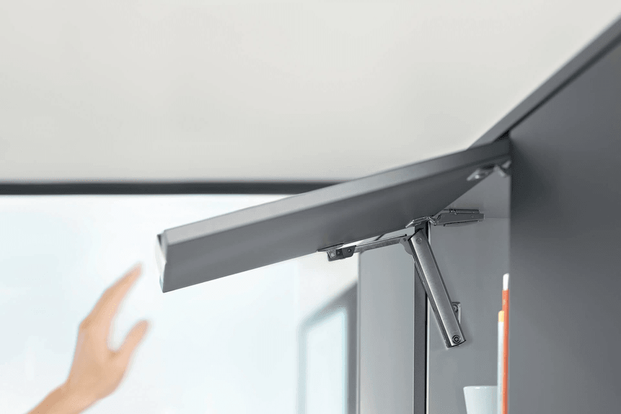 Tay nâng Blum giúp cánh tủ gỗ vận hành êm và ổn định trong thiết kế nội thất
