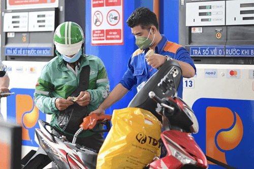 Giá xăng E5RON92 giảm 447 đồng, RON95-III tăng lên 25.575 đồng/lít từ 22h ngày 12/3