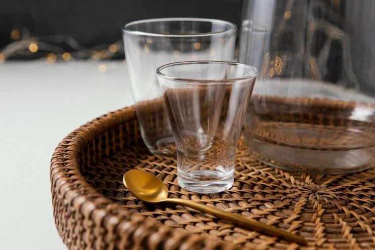 Lưu ý khi dùng cốc thủy tinh trong khách sạn: Những rủi ro sức khỏe du khách cần biết