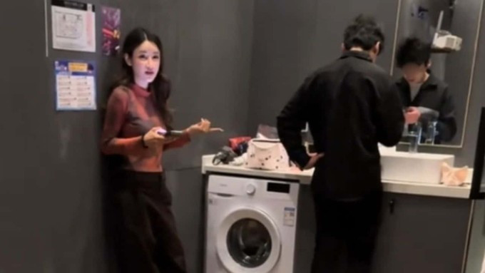 Thượng Hải: Nữ du khách kiện khách sạn vì phát hiện nhân viên trốn dưới gầm giường