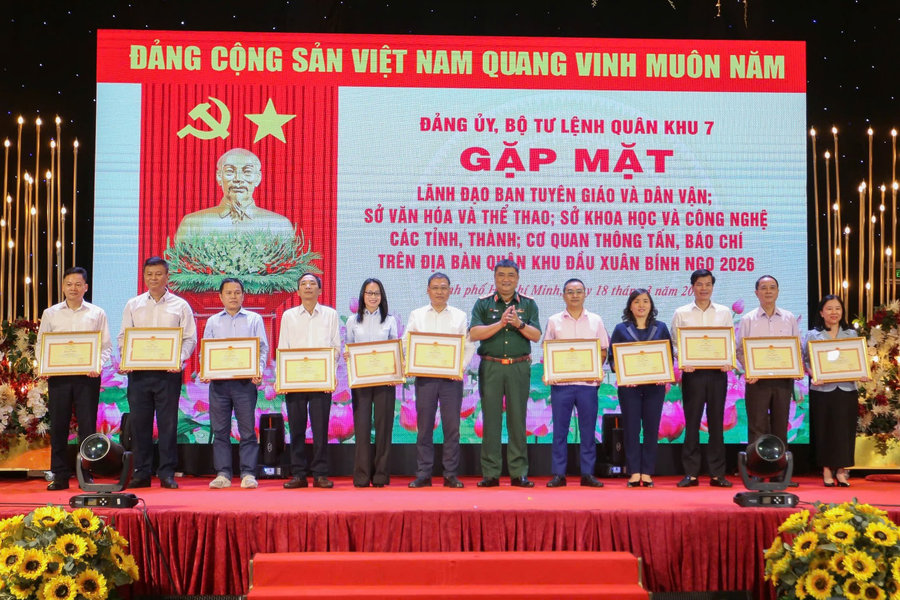 Quân khu 7 gặp mặt lãnh đạo ngành Tuyên giáo và Dân vận, các cơ quan báo chí