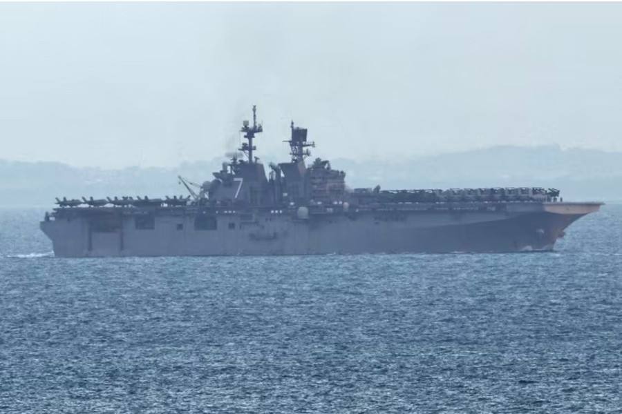 Tàu tấn công đổ bộ USS Tripoli chở 2.200 lính thủy đánh bộ Mỹ tới Trung Đông