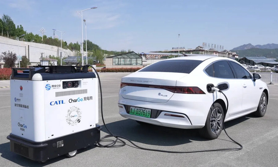 Robot sạc di động: Giải pháp 'giải cứu' xe điện tại các đô thị cũ Trung Quốc