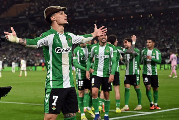 Antony rực sáng, Real Betis đè bẹp Panathinaikos 4-0 để vào tứ kết Europa League
