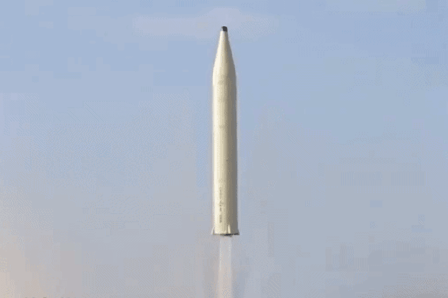 Iran tấn công quy mô lớn vào Israel và căn cứ Mỹ, đe dọa đóng cửa eo biển Hormuz
