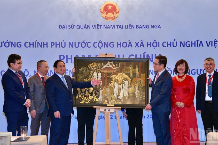 Thủ tướng Phạm Minh Chính gặp mặt cán bộ, nhân viên Đại sứ quán, cộng đồng người Việt Nam tại Nga