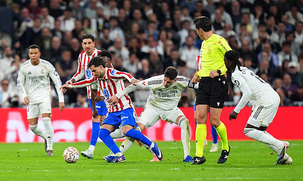 Real Madrid thắng kịch tính Atletico 3-2: Từ đỉnh cao Vinicius đến vực thẳm Dani Carvajal