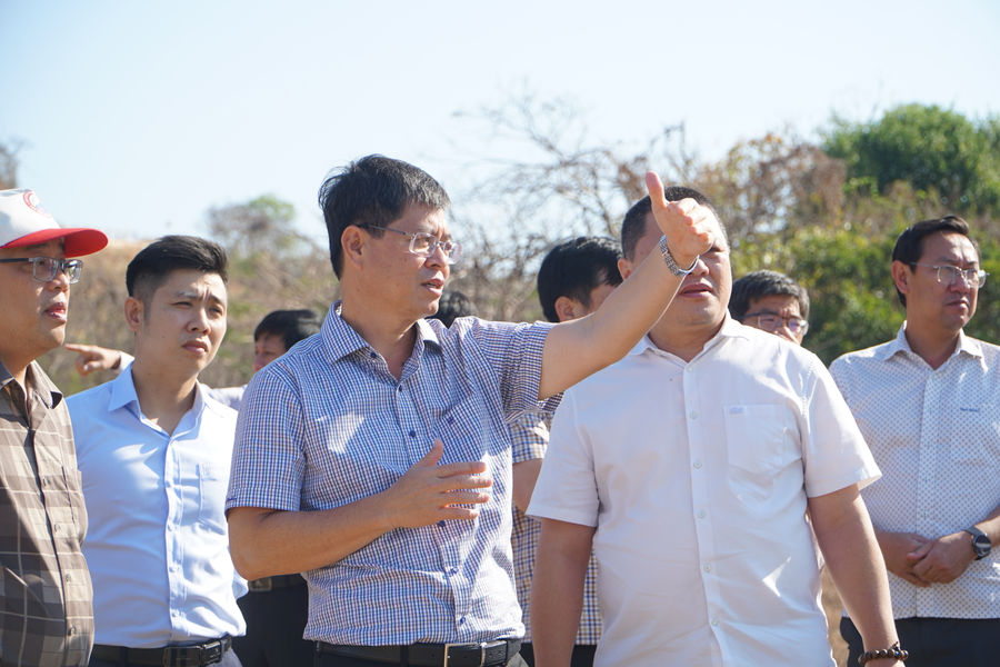Phó Chủ tịch UBND tỉnh Lâm Đồng Nguyễn Hồng Hải kiểm tra tiến độ dự án đường ven biển