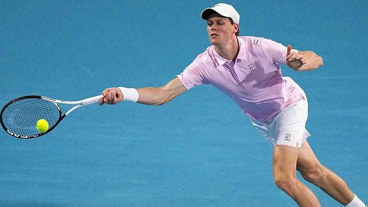 Jannik Sinner hạ gục Moutet tại Miami Open, ph&aacute; kỷ lục v&ocirc; tiền kho&aacute;ng hậu...
