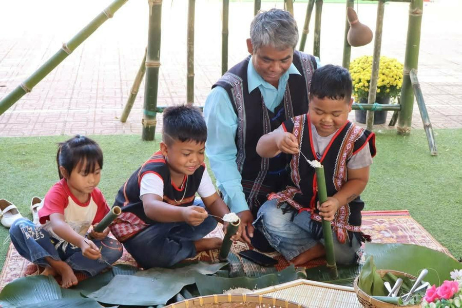 Học sinh mầm non trải nghiệm văn hóa Mạ