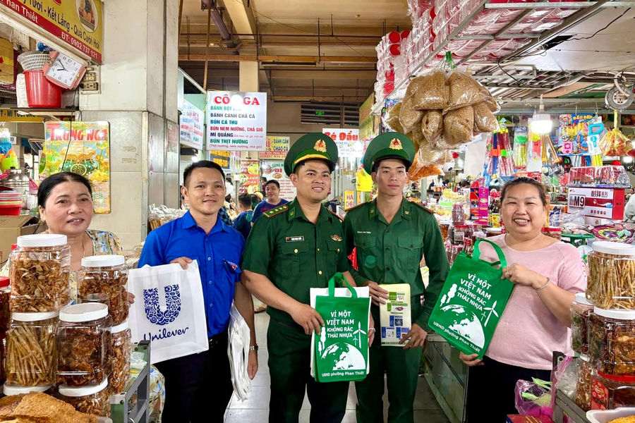 Ngày cao điểm “Tình nguyện xây dựng đô thị văn minh” ở phường Phan Thiết