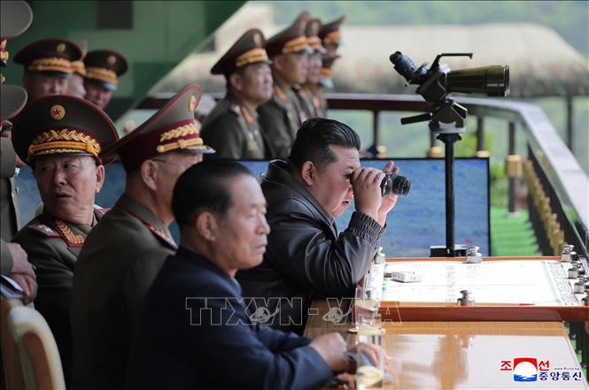 Nhà lãnh đạo Kim Jong Un giám sát thử nghiệm động cơ phản lực và xe tăng thế hệ mới