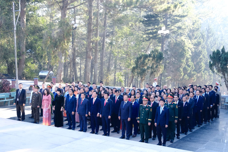 Đoàn đại biểu HĐND tỉnh Lâm Đồng nhiệm kỳ 2026 - 2031 viếng Nghĩa trang Liệt sỹ