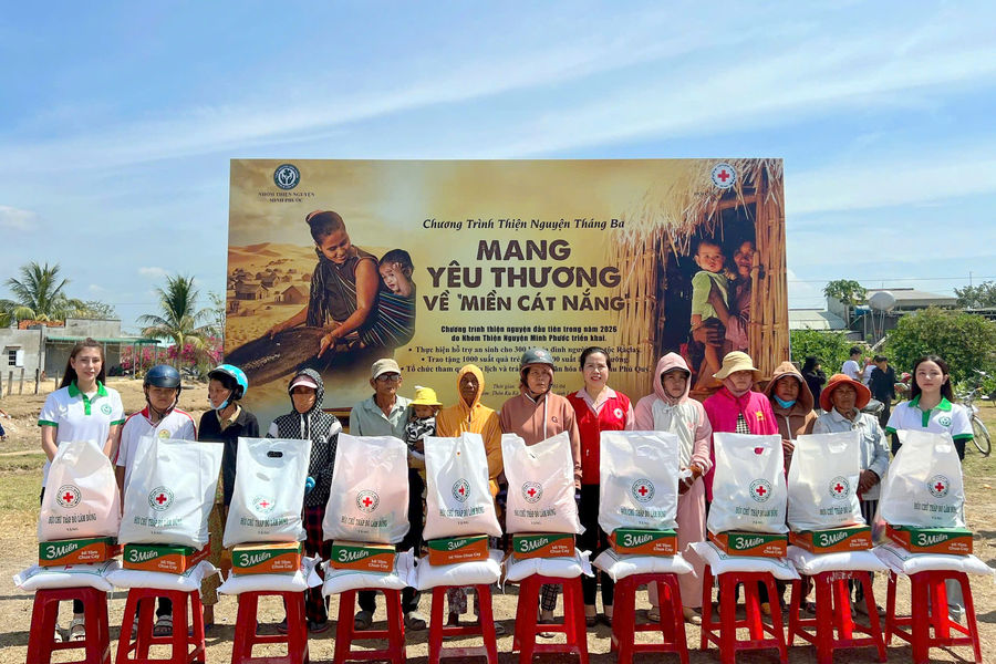 Hàng ngàn suất quà “Mang yêu thương về miền cát trắng”