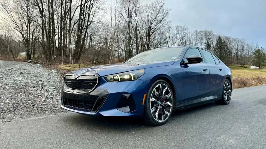 BMW i5 tại Mỹ chính thức đồng bộ chuẩn sạc Tesla NACS cho toàn bộ phiên bản từ 2026