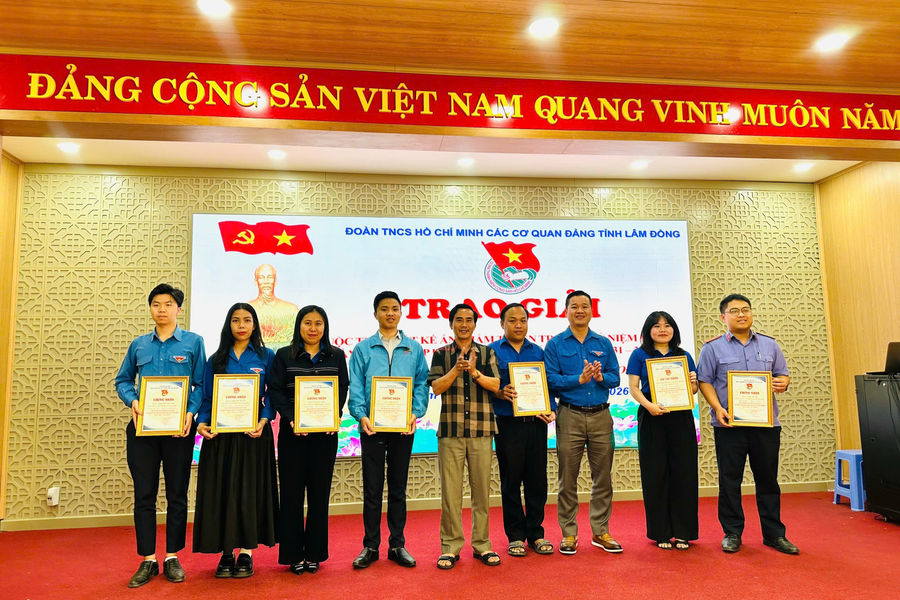 Trao giải cuộc thi thiết kế ấn phẩm “95 năm Đoàn – 95 câu chuyện tự hào”