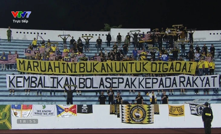 CĐV Malaysia giăng băng rôn phản đối FAM trên sân Thiên Trường sau bê bối nhập tịch