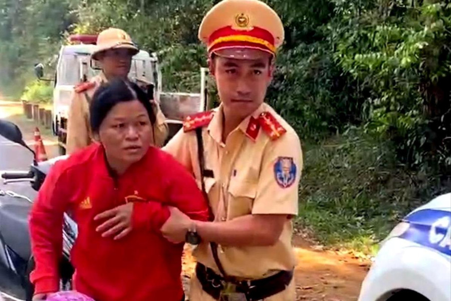 Cảnh sát giao thông Lâm Đồng hỗ trợ người phụ nữ qua cơn nguy kịch