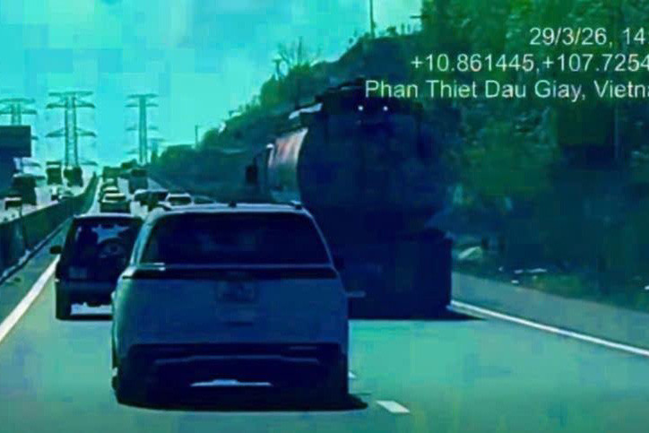 Phạt nguội 17 lái xe không bật đèn tín hiệu khi chuyển làn trên cao tốc