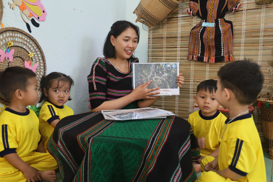 Linh hoạt song ngữ, gỡ rào cản tiếng Việt cho trẻ