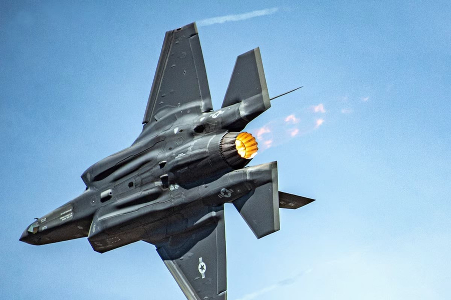 Tiêm kích tàng hình F-35 của Mỹ gặp nạn tại khu huấn luyện: Phi công thoát hiểm an toàn