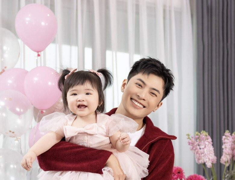 Phản ứng của con gái Puka khi nghe mẹ hát và tiệc thôi nôi 1 tuổi của bé Anya