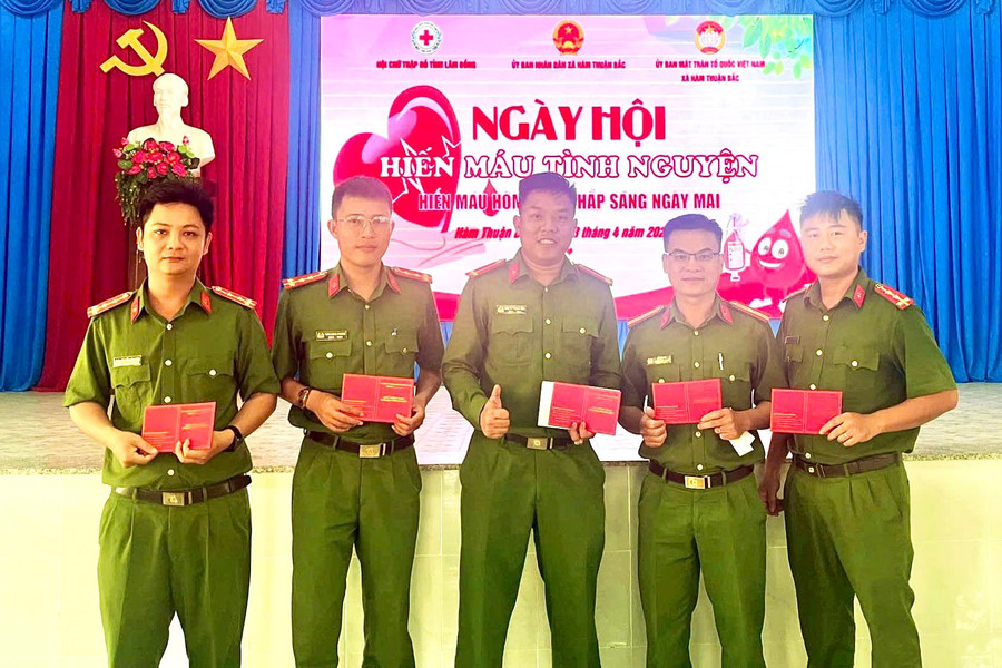 Cán bộ, chiến sĩ, công chức, người dân Hàm Thuận Bắc hiến 38 đơn vị máu