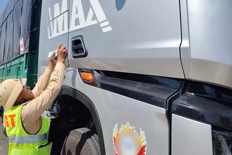 Xử phạt 104 triệu đồng xe đầu kéo “3 không” vi phạm trên cao tốc qua Lâm Đồng
