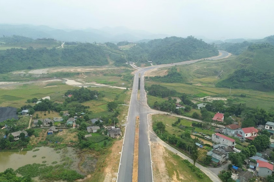 Tuyến đường 1.500 tỷ đồng dọc sông Hồng tại Lào Cai sắp hoàn thành vượt tiến độ